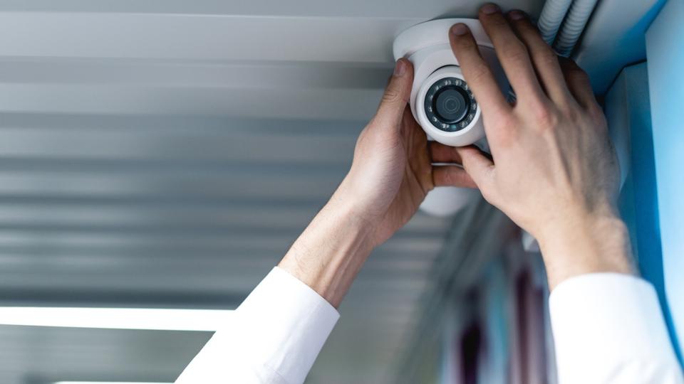 En arbejdsgiver må ikke begynde at overvåge sine ansatte, bare fordi han har lyst. Der skal være en saglig begrundelse for overvågningen, der skal varsles. Det går altså ikke, at man i nattens mulm og mørke knalder et kamera op, hvis man mistænker, at en medarbejder tager af kassen. Foto: Colourbox