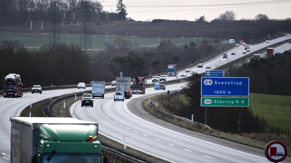 Asfalten på Motorvej E45 ved Svenstrup skiftes ud med en mere miljøvenlig af slagsen. Arkivfoto: Henrik Bo <i>Foto: Henrik Bo</i>