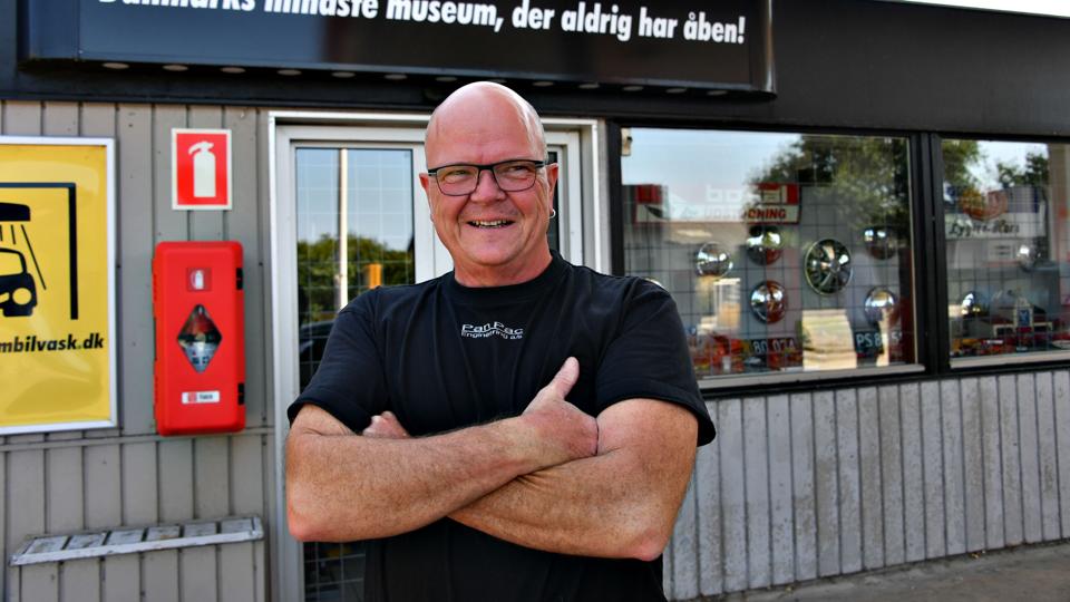 Allan Vester Lassen er tankbestyrer, mekaniker og indehaver af et museum på Uno X-tanken i Saltum, som aldrig har åbent. Foto: Kurt Bering <i>Kurt Bering</i>