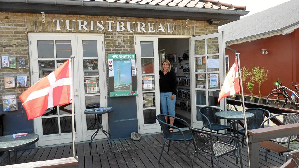 Sommergæster i Hobro kan hen over sommeren blive personligt betjent på det gamle turistkontor i Hobro - blandt andet af turistchef Kristina Lehmann Schjøtt.