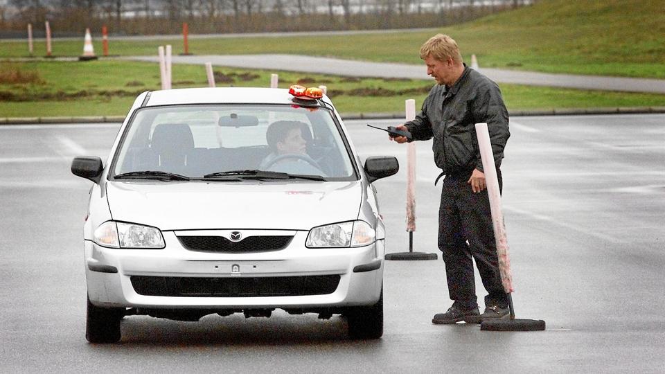 I dag træder en omdiskuteret ændring af færdselsloven i kraft, når 17-årige får mulighed for at tage kørekort og tørne ud på det danske vejnet. Arkivfoto