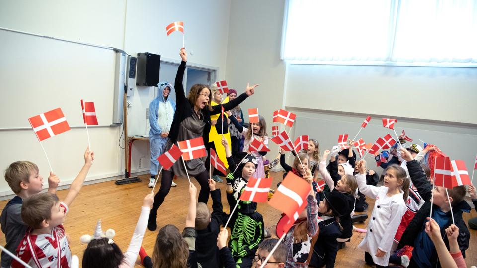 Under ledelse af Trine Damsgaard Nielsen råbte eleverne et fælles trefoldigt hurra for skolen Blenstrup, mens de viftede med de udleverede små dannebrogsflag.