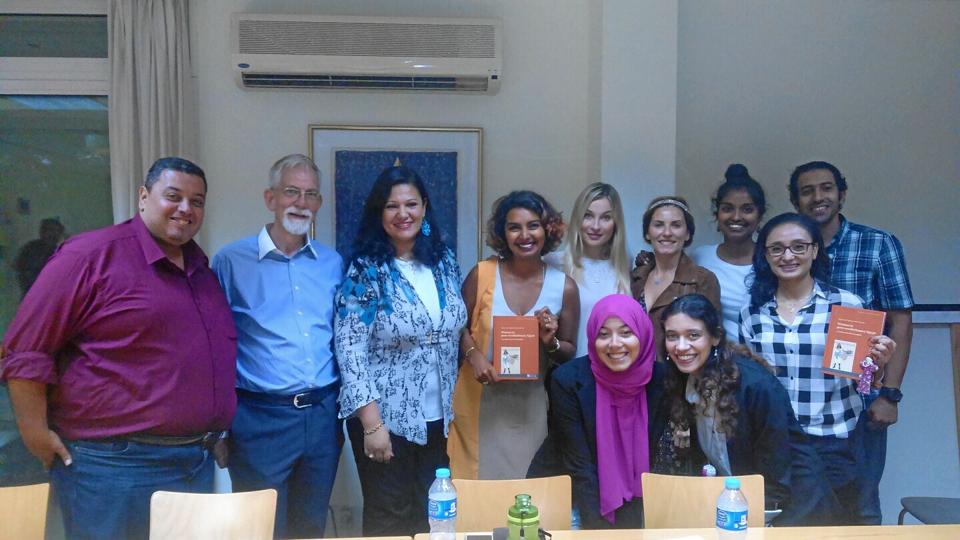 I oktober blev bogen lanceret i Egypten, og Mette Toft Nielsen (tredje fra højre) blev rørt over, hvordan den blev modtaget af de deltagende kvinder.Privatfoto