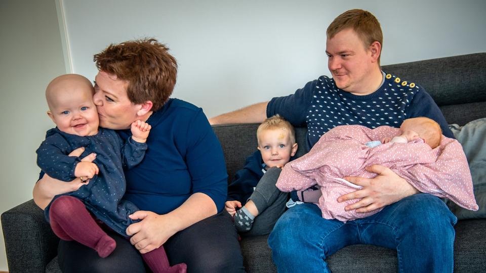 Louise og Nicolaj Siig, begge 33, år med Vilde på næsten 1 år, Theodor på 4 år, og Fie på 2 måneder. Louise er uddannet kontorassistent. Nicolaj er production manager hos Mekoprint Mechanics i Aalborg. Foto: Martin Damgård