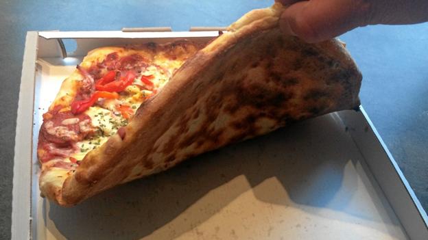 Bunden var ganske rigtigt helt tør på den uskårne pizza. Og den var tilmed bagt nærmest til perfektion. Foto: Jakob Frey