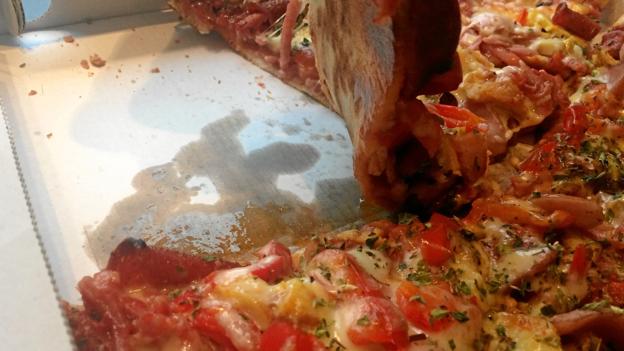 Her ses tydeligt forkel på den pizza, som var slicet fra starten. Der er helt klart løbet fedt under bunden - men vi kunne dog ikke smage forskel i teksturen af den grund. Foto: Jakob Frey