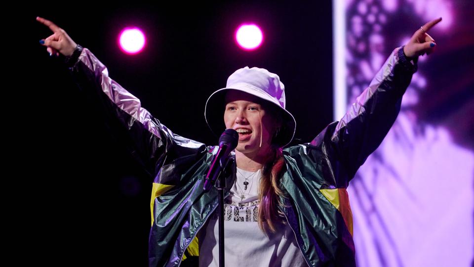 Katrine Dahl Larsen på scenen til Voice Junior. Foto: pr-foto