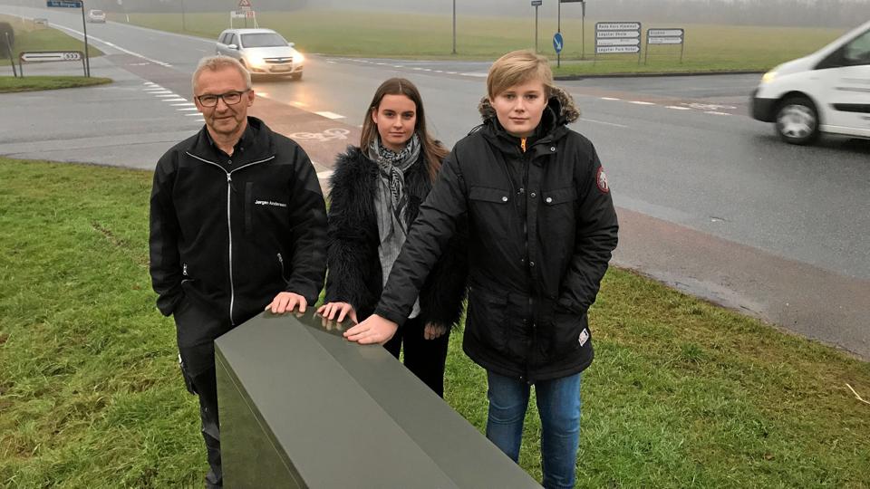 Jørgen Andersen, Laura Zimmer og Nikolaj Gatten (th.) er alle blevet kørt ned på cykel i vejrkrydset Sdr. Ringvej/Sønderport i Løgstør. Nu vil de have kommunen til at trafiksikre stedet. Foto: Lasse Damsgaard