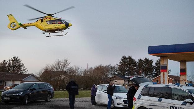 Den unge bilist klagede over mavesmerter og blev fløjet til sygehus. Foto. Peter Mørk
