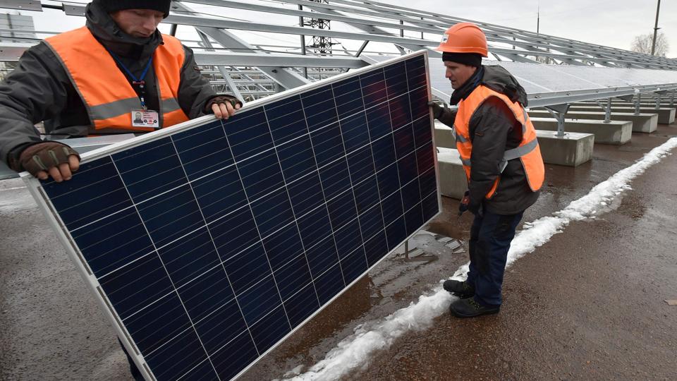 Arbejdet med at få installeret paneler til det nye solcelleanlæg ved de gamle atomreaktorer i Tjernobyl i Ukraine er i fuld gang. For 32 år siden gjorde en nedsmeltning på et kernekraftværk området ubeboeligt i de næste 24.000 år. Scanpix/Genya Savilov/arkiv