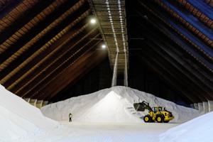 Overskud på saltfabrik styrtdykker