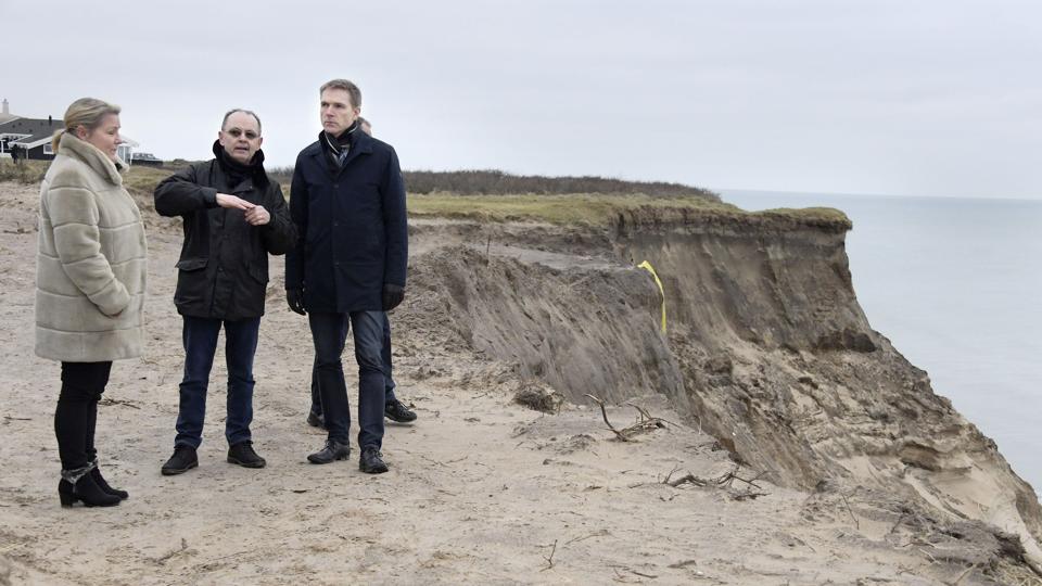 Dansk Folkeparti på besøg på kanten i Lønstrup. Fra venste Pia Adelsteen (DF), Jørgen Hedegaard Madsen, som repæsenterer grundejerne, og formand for DF, Kristian Thulesen Dahl
Foto: Bente Poder <i>Bent Bach</i>