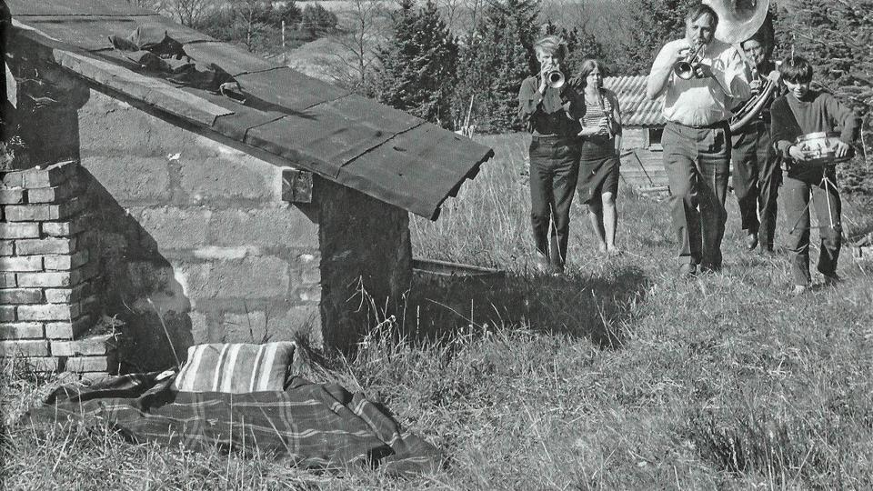 Asger Jorn fører an og alle er med, så det svinger mellem bakkerne i Funder ved Silkeborg, hvor han i maj 1965 besøger keramikeren Erik Nyholm. Forside fra bog af Preben Klitgaard <i>troels laursen</i>