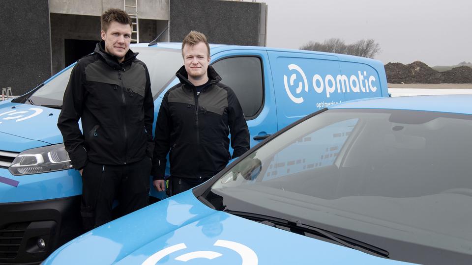 De to direktører i firmaet Opmatic, Andreas Hedegaard (t.v.) og Sune Pihl kan næsten ikke vente til de kan flytte ind i deres nybyggeri på Uglevej, hvor der bliver mere plads til at opbygge de anlæg, som de sælger til industrien. I Danmark, de nordiske lande og så har de også fået hul på markedet i Polen. Firmaet har netop fået Erhvervsstyrelsens blå stempel til 200.000 kroner i støtte fra LAG. <i>Foto: Peter Mørk</i>