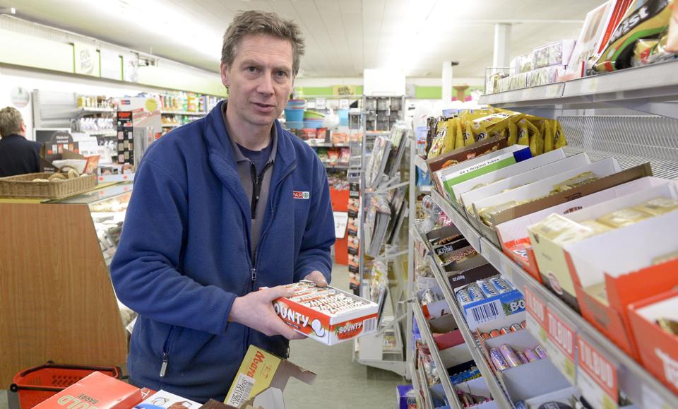Butikken på Aagade 32 blev bygget som købmandsgård lige over for jernbanestationen i 1904. Her ses Lars Lorentzen i butikken. Arkivfoto: Michael Bygballe