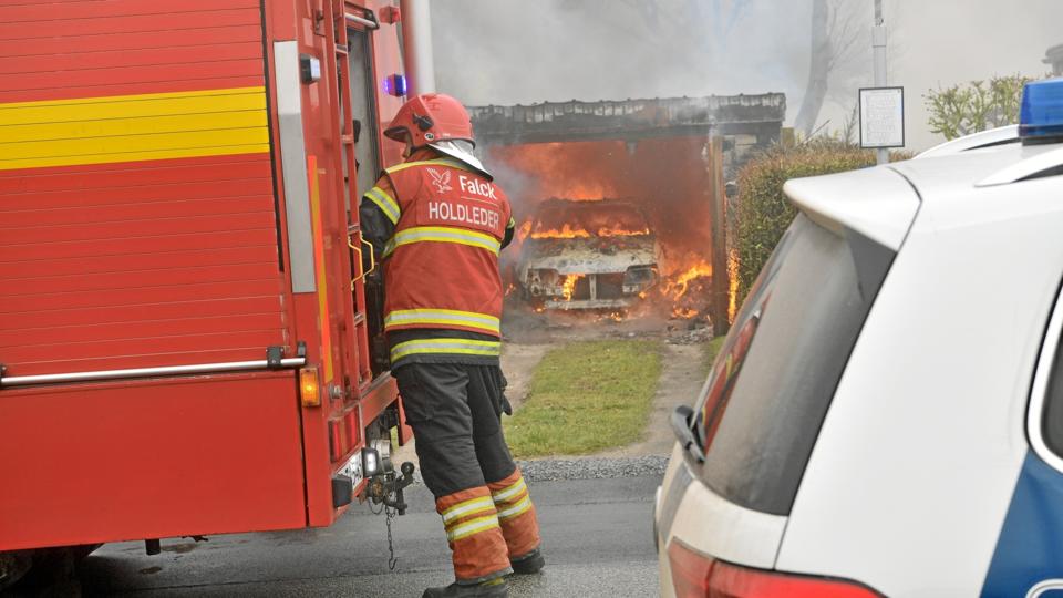Det var hurtigt klart, at bil og carport ikke kunne reddes.Foto: Diana Holm