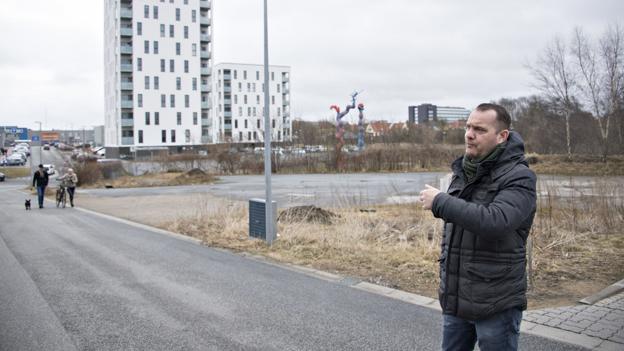- Første etape omfatter byggeri af to ejendomme på hver sin side af Svanelundsbakken. Her bygger vi 50-55 lejligheder af høj kvalitet tæt på både indkøbsmuligheder og grønne områder, fortæller Lars Kjærgaard, der skal stå for byggeledelsen. Foto: Kurt Bering <i>Kurt Bering</i>