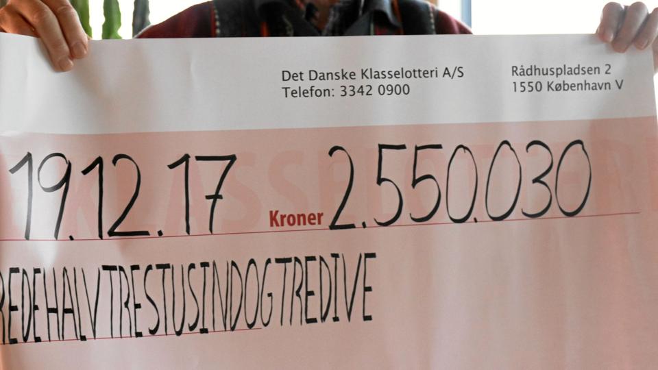 Her ses Niels med den store check som minde på den glædelige oplevelse.PR foto