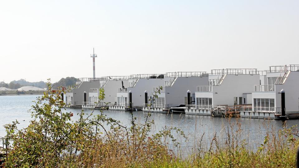 I Olpenitz i Tyskland har man etableret flydende feriehuse, og den løsning mener Dansk Kyst- og Naturturisme også kan bruges i danske lystbådehavne.