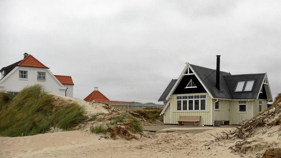 Sommerhuset har nu fri passage til stranden. Foran ses kystbeskyttelsen med sten og sand. Foto: Jakob Gammelgaard.