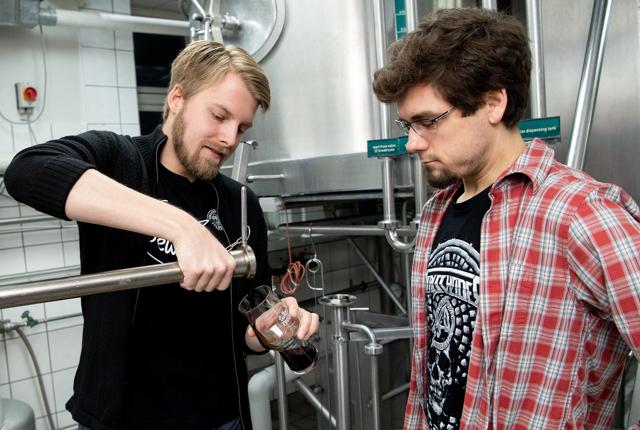 Brygger Peter Godtberg (til venstre) og brygmester Tom Schafferhans tjekker løbende om øllet udvikler sig som det skal.  Foto: Henrik Bo