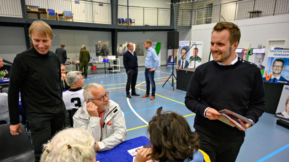 Socialdemokraten Simon Kollerup (til højre i billedet) glæder sig over, at hans parti nu trækker i land på et forslag om at skære i tilskuddet til friskoler. Billedet her er fra vælgermødet i Hvidbjerg onsdag aften, hvor han måtte stå på mål for nedskæringen. Foto: Kurt Bering