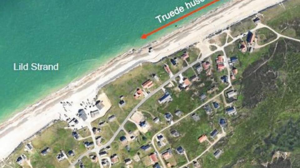 Den truede kyststrækning ligger øst for landingspladsen, nu skal mulighederne for en sikring afdækkes.Foto: Thisted Kommune