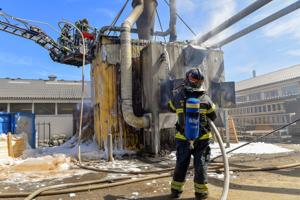 Brandfolk måtte arbejde flere timer: Silo gik op i flammer