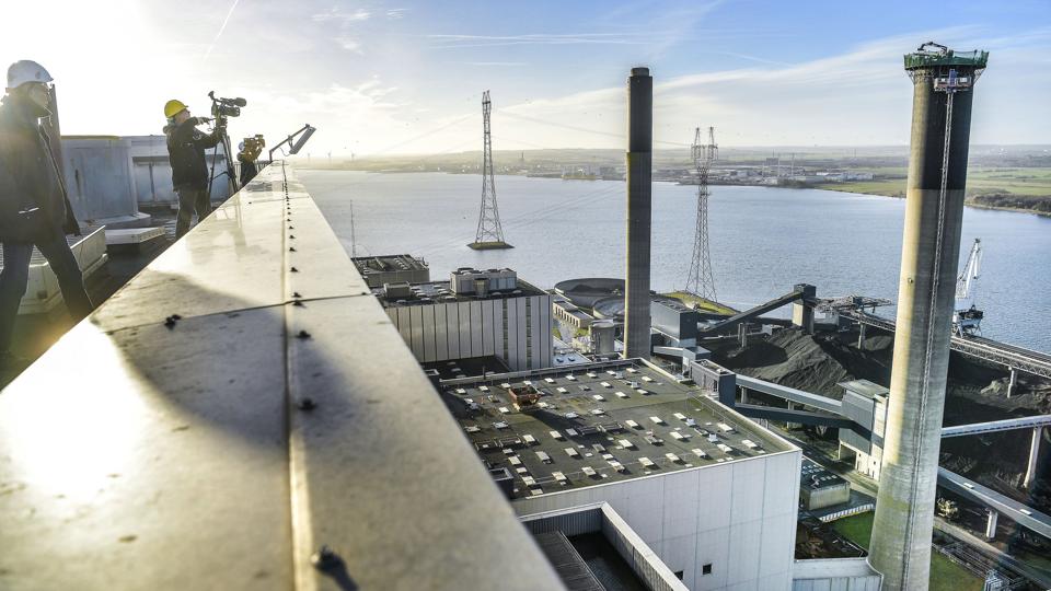 Skorstenen til højre vil om en måned til halvanden være revet ned til grunden. Foto: Michael Koch <i>Michael Koch</i>