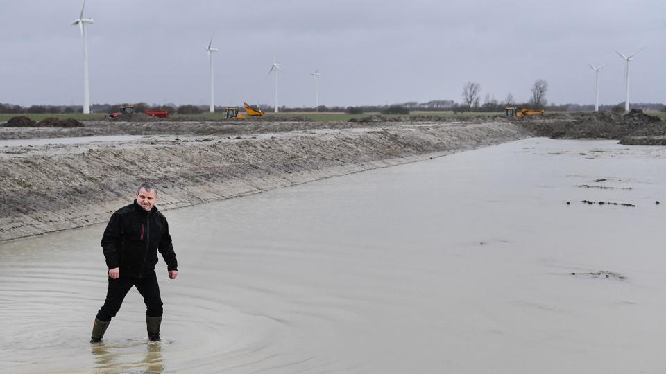 Klaus Aage Bengtson har anlagt et minivådområde, som han vil være 110 procent sikker på er i orden, før Landbrugsstyrelsen kommer på kontrolbesøg. Arkivfoto: Bent Bach