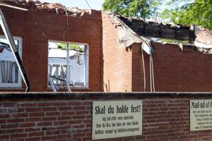 Sultne entreprenørmaskiner står klar: Resterne af Restaurant Hedelund rives ned