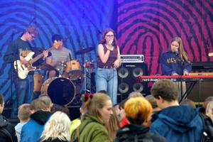1000 unge var samlet til musikfestival - og jog regnen på flugt