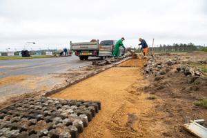 Sikker grund under hjulene: Ny asfalt til gokart-bane i Tved