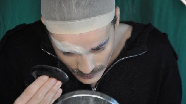 Michael lægger sin drag make-up. Foto: Ian M <i>Ian M</i>