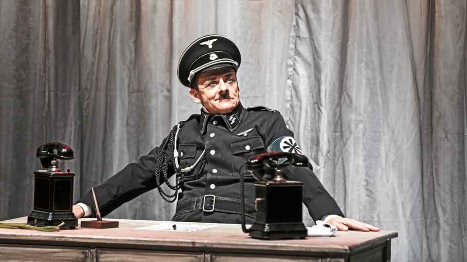 Olaf Johannesen modtog i 2018 Årets Hæderspris ved Årets Reumert blandt andet for sin hovedrolle i ”Diktatoren”.