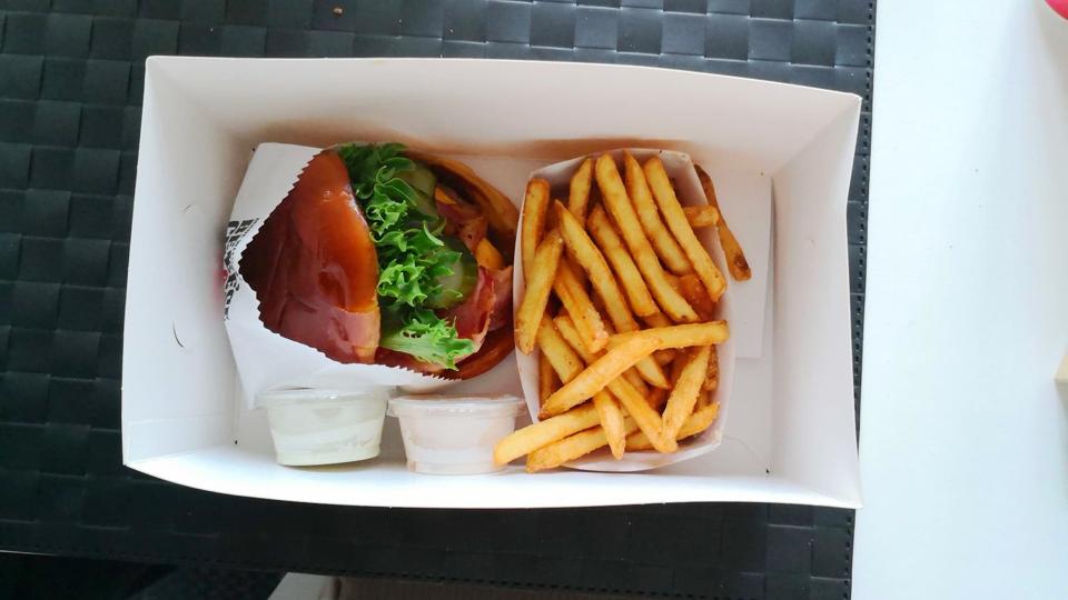 Det er et særdeles pænt syn, der møder én, når man åbner op for boksen med burger, pommes frites og mayo. Foto: Søren Kjær