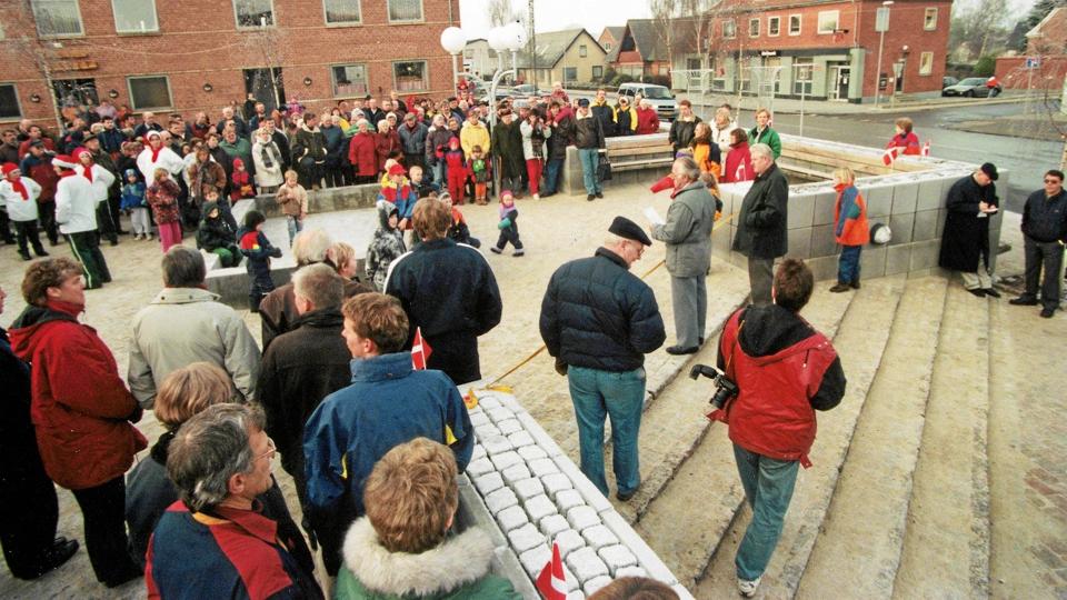 Der blev festet i den lille by, da konkursboet i baggrunden for 20 år siden blev købt af kommunen og stillet til rådighed for landsbyen - nu er det måske slut. Arkivfoto