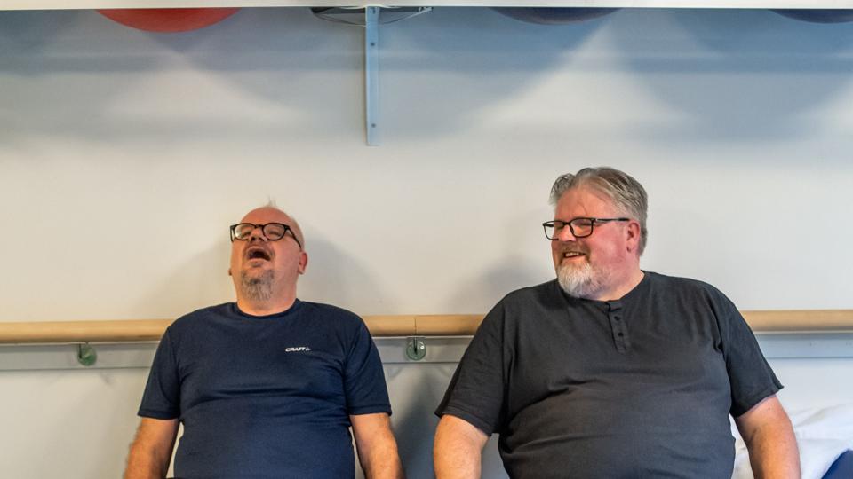 Den ene er rød, den anden er blå - men kampen mod de overflødige kilo forener Peter Muhl, socialdemokrat, og Jan Andersen, løsgænger og medlem af byrådets borgerlige gruppe. Hver fredag træner de halvanden time i Hadsund Sundhedscenter sammen med 14-16 andre mænd, som vil tabe sig.