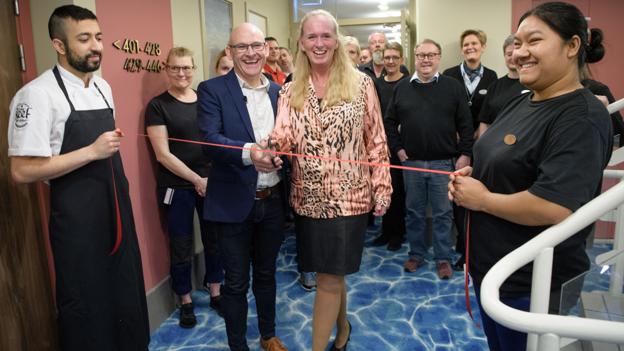 Direktør Marianne Bredevang klippede det røde bånd sammen med erhvervsdirektør Niels Bay Christensen Foto: Peter Broen.