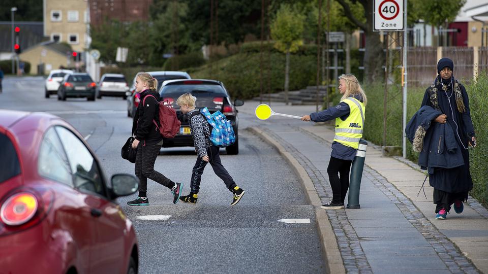 Et af målene til at få bedre trafiksikkerhed i handlingsplan 2040 er lavere hastighed omkring skoler og boligområder. Arkivfoto