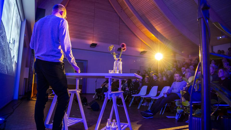 Graverjournalist Caspar Birk har i et tidligere NORDJYSKE Direkte sceneshow afdækket forløbet i den såkaldte udligningssag. Tirsdag aften tog han trin for trin publikum igennem forløbet i en borgers kamp i en miljøsag imod Brønderslev Kommune. Foto: Andreas Falck <i>Andreas Falck</i>
