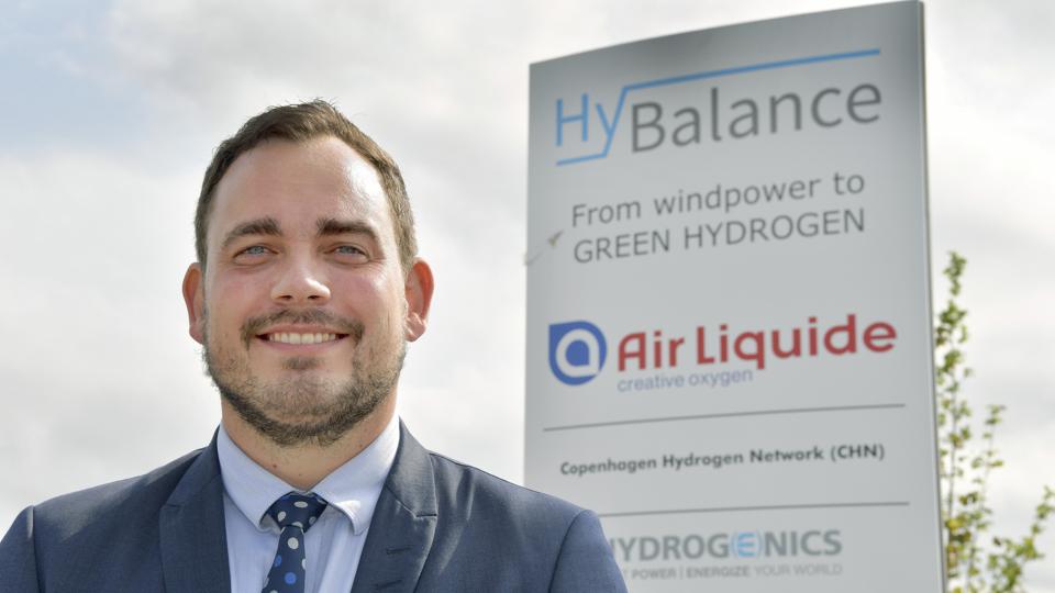 Søren Bjerregaard Pedersen, direktør for Hydrogen Valley, bød i 2018 velkommen til elektrolyseanlægget Hybalance i Hobro. Nu samarbejder man med blandt andet Aalborg Universitet om at kombinere elektrolyse med en CO2-kilde og producere metanol. Arkivfoto: Bente Poder
