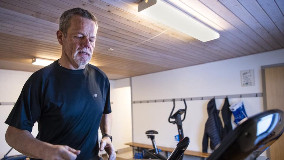 Lars Nielsen håber at kunne udvide motionsrummet med en styrketræningsmaskine med vægte, når de gamle omklædningsbænke er fjernet. Og inde i baderummet kommer der måske senere to spinningcykler, hvis interessen er der.