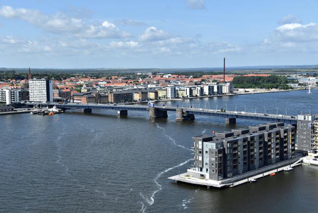 Har du set din by fra oven? Ellers er chancen der på lørdag, når der er helikoptertur over Aalborg. Arkivfoto: Claus Søndberg