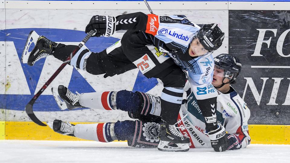 Daniel Madsen - her i en kamp mod Frederikshavn White Hawks - forlader SønderjyskE til fordel for Aalborg Pirates. Arkivfoto: Lars Pauli <i>Foto: Lars Pauli</i>