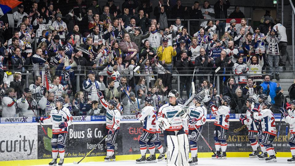 Selvom Metal Ligaen er på sommerferie, arbejder Frederikshavn White Hawks med at få en ny træner og assistenttræner på plads. Det sker snart, lyder det fra sportschef Kasper Kristensen. <i>Arkivfoto: Lars Pauli</i>