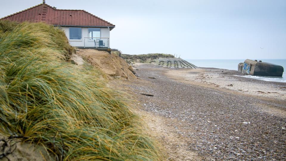 Ejerne af fem ejendomme øst for den nuværende kystsikring vil selv betale for at etablere hård kystsikring foran deres grunde. Arkivfoto: Bo Lehm
