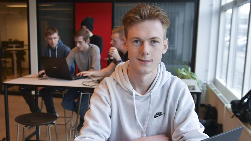 Jonas Nielsen vil gerne være datatekniker på sigt - og den vej går via it-supporter-uddannelsen. Han er en af de heldige, der har fået praktikplads i en dansk virksomhed. Foto: Kim Dahl