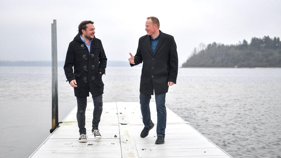 Casper Hestbech, direktør i Mariager Saltcenter (tv), og Rasmus Gorell Mackenhauer, leder af Mariager Skole, kan begge se fordele i at samarbejde om klasselokaler og kontorpladser. Foto: Claus Søndberg <i>Claus Søndberg</i>