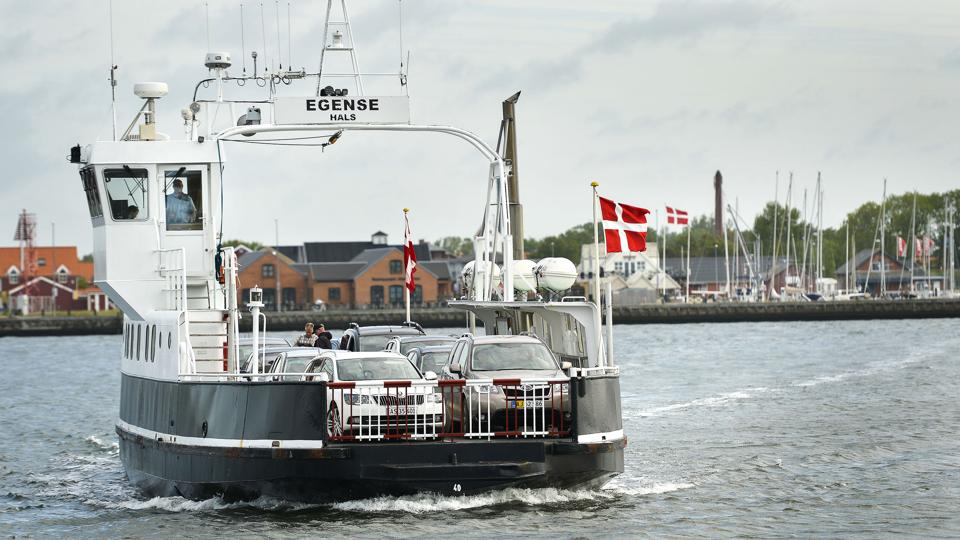 Hals-Egense-overfarten fragter over 65.000 biler årligt - om få år skal de to færger på ruten erstattes med et nyt og el-drevet fartø. Aalborg Kommune har afsat 71,5 mio. kroner, men der kan også komme EU-penge til projektet. Arkivfoto: Michael Koch <i>Michael Koch</i>